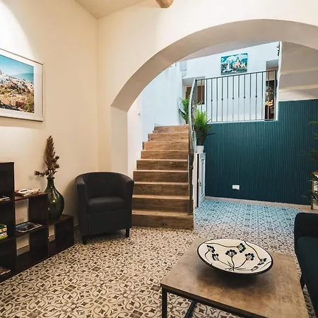 度假居 A Modern Maltese Townhouse In *