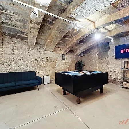 Dom wakacyjny Chic 4br Maltese Gem With Game In